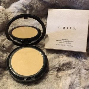 Mally perfecting powder Foundation in medium